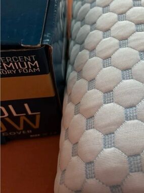 NEST  Quilted neck pillow  in White and Light Gray